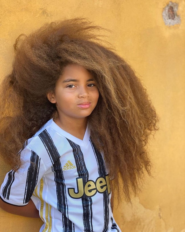 Menurut Bonnie, peraturan seperti itu merupakan salah satu bentuk diskiriminasi gender. Sementara murid laki-laki harus memiliki rambut pendek, murid perempuan diizinkan memelihara rambutnya. Foto: Instagram/@faroukjames