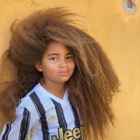 Menurut Bonnie, peraturan seperti itu merupakan salah satu bentuk diskiriminasi gender. Sementara murid laki-laki harus memiliki rambut pendek, murid perempuan diizinkan memelihara rambutnya. Foto: Instagram/@faroukjames