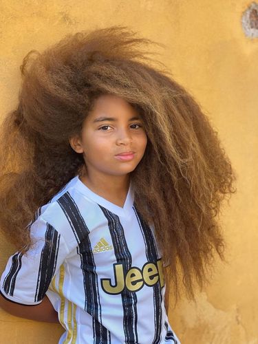 Farouk James Farouk James, anak laki-laki berambut panjang yang ditolak masuk sekolah.