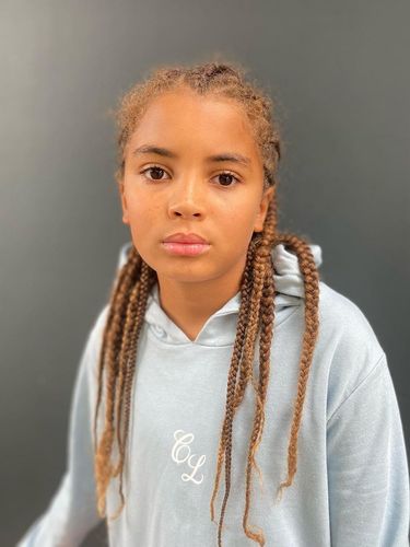 Farouk James Farouk James, anak laki-laki berambut panjang yang ditolak masuk sekolah.