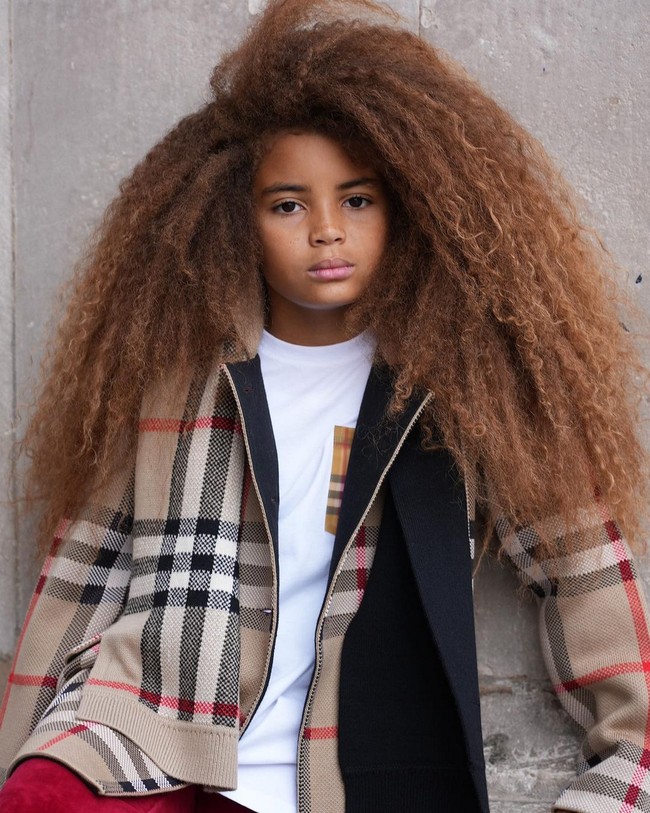 Banyak sekolah menginstruksikan Bonnie untuk menggunting rambut putranya agar dia bisa masuk sekolah. Namun menurut Bonnie syarat itu tidak adil karena rambut Farouk benar-benar alami tanpa dicat maupun ditata. Foto: Instagram/@faroukjames