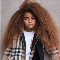 Banyak sekolah menginstruksikan Bonnie untuk menggunting rambut putranya agar dia bisa masuk sekolah. Namun menurut Bonnie syarat itu tidak adil karena rambut Farouk benar-benar alami tanpa dicat maupun ditata. Foto: Instagram/@faroukjames