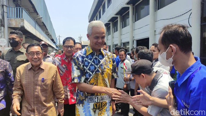 Ganjar Pranowo didampingi Presdir Alim Markus disambut ratusan buruh PT Maspion Grup.