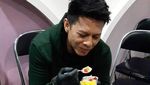 Gaya Ariel NOAH Saat Makan Makan Sate hingga Ngopi Santai di Belanda