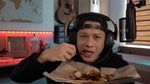 Gaya Ariel NOAH Saat Makan Makan Sate hingga Ngopi Santai di Belanda