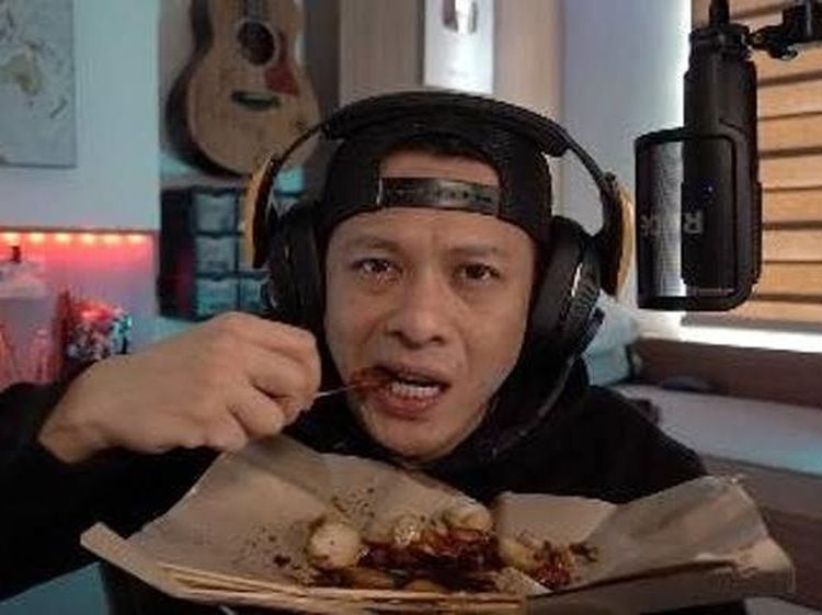 Gaya Ariel NOAH Saat Makan Makan Sate hingga Ngopi Santai di Belanda