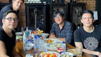 Ariel pernah jadi bintang tamu di konten YouTube Andre Taulany. Bersama member NOAH lainnya, Ariel makan bakso, cireng hingga buah-buahan segar. Foto: Instagram/Pool
