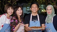 Kalau ini keseruan Ariel saat masak rendang untuk Dina Lorenza. Hasil rendangnya ini dipuji banyak orang termasuk Dina. Foto: Instagram/Pool