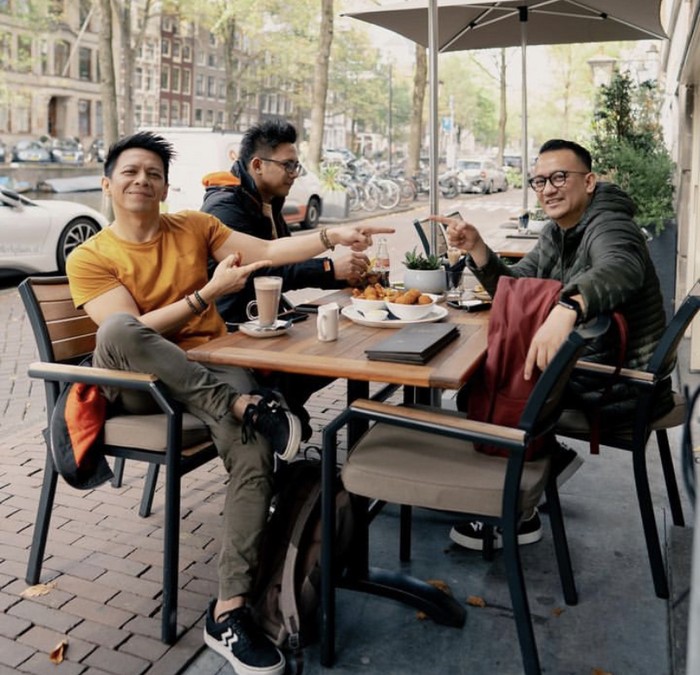 Gaya Ariel NOAH Saat Makan Makan Sate hingga Ngopi Santai di Belanda