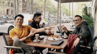 Terakhir ini gaya keren Ariel ketika ngopi dan ngemil bareng teman-teman terdekatnya di Amsterdam, Belanda. Foto: Instagram/Pool
