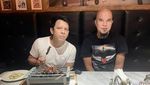 Gaya Ariel NOAH Saat Makan Makan Sate hingga Ngopi Santai di Belanda