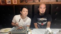 Ariel lebih sering mengunggah momen kulinerannya bersama kerabat hingga rekan musisi, Salah satunya ketika Ariel makan sate ditemani Ahmad Dhani. Foto: Instagram/Pool
