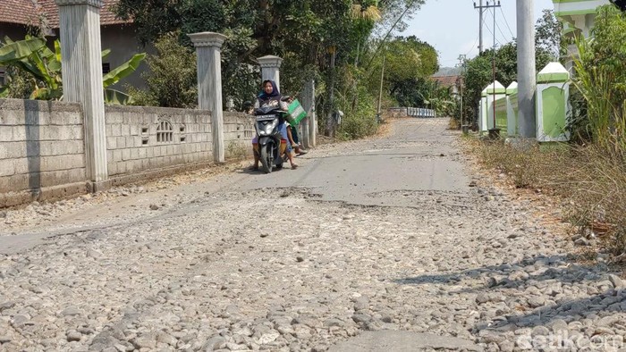 Gubernur Khofifah bercerita sempat dicegat warga yang sambat soal jalan rusak di Tulungagung