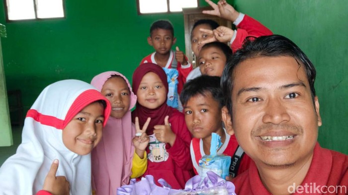 Guru siswa SD Bojonegoro pembawa bekal ulat
