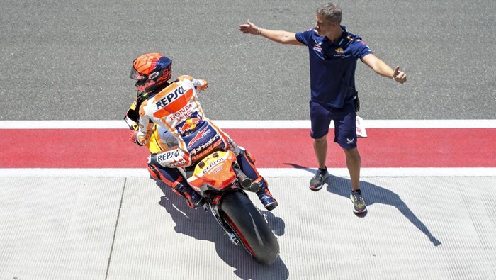 Pembalap Repsol Honda Team MotoGP Marc Marquez keluar dari paddock pada sesi practice balapan MotoGP Mandalika 2023 di Pertamina Mandalika International Street Circuit, Lombok Tengah, NTB, Jumat (13/10/2023). Pada sesi practice MotoGP Mandalika pembalap dari tim Aprilia Racing Aleix Espargaro menjadi yang tercepat disusul Maverick Vinales diurutan kedua dan pembalap Mooney VR46 Racing Team Marco Bezzecchi di urutan ketiga. ANTARA FOTO/Ahmad Subaidi/foc.