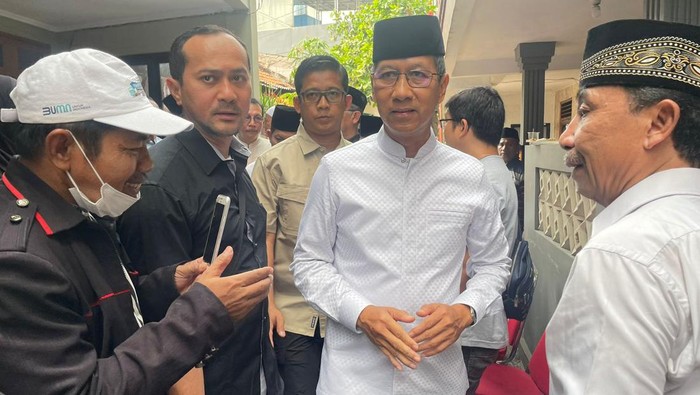 Heru Budi melayat ke rumah duka Gembong Warsono di kawasan Jakarta Selatan (Dok. Humas Pemprov DKI)