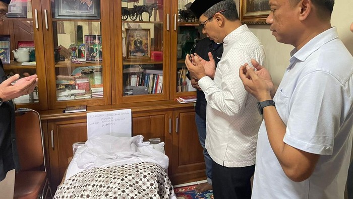 Heru Budi melayat ke rumah duka Gembong Warsono di kawasan Jakarta Selatan (Dok. Humas Pemprov DKI)