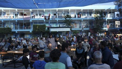 Hindari Serangan Israel, Warga Palestina Ngungsi ke Sekolah