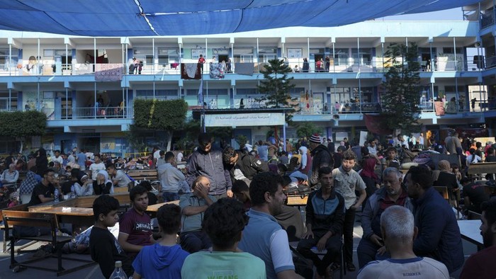 Hindari Serangan Israel, Warga Palestina Mengungsi ke Sekolah Perang yang terjadi antara Israel dan Hamas membuat warga Palestina memilih mengungsi. Mereka mengungsi ke sekolah milik PBB.