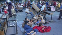 Sebagian dari mereka juga ada yang menggelar karpet di lantai.