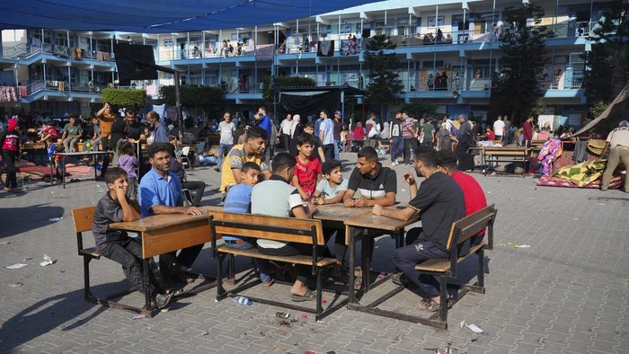 Hindari Serangan Israel, Warga Palestina Mengungsi ke Sekolah Perang yang terjadi antara Israel dan Hamas membuat warga Palestina memilih mengungsi. Mereka mengungsi ke sekolah milik PBB.