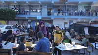Warga Palestina berlindung di sebuah sekolah dari serangan Israel yang sedang berlangsung di Jalur Gaza di kamp pengungsi Nuiserat, Sabtu (14/10/2023). Mereka mengungsi di sekolah milik Perserikatan Bangsa-bangsa (PBB) yang ada di Kota Gaza.