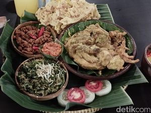 Ingkung Ayam Kampung Utuh Bumbu Kuninga Mantap untuk Menu Akhir Pekan