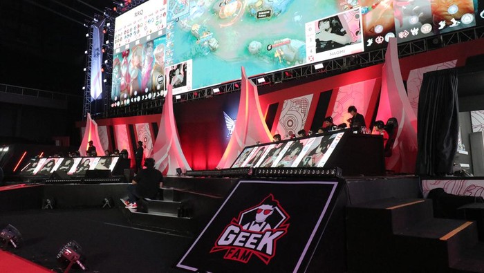 Gelaran kompetisi Mobile Legends tier satu di Indonesia, perlahan-lahan mendekati garis akhirnya. Kali ini penggemar bakal disuguhkan pertandingan super epik di final lower bracket.