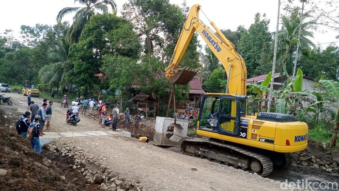 Jalan rusak di Bengkulu Utara yang dipakai lomba mancing akhirnya diperbaiki.