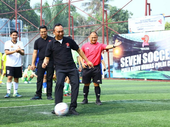 Kadiv Humas Polri Irjen Sandi Nugroho buka pertandingan Seven Soccer dalam rangka Hari Jadi ke-72 Humas Polri, Jakarta, Sabtu (14/10/2023).