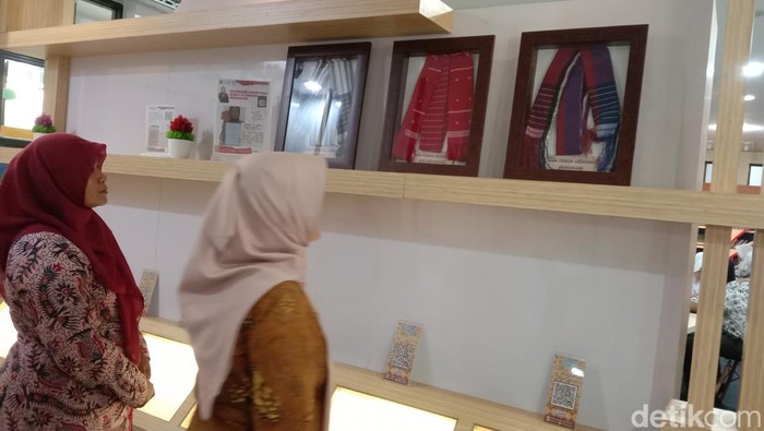 Terancam Punah, Wastra Tenun Gedogan Kini Mejeng di Arpus Indramayu