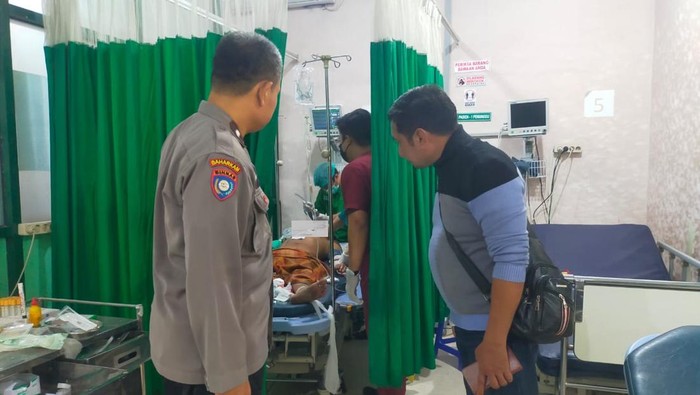Karyawan rumah potong ayam yang nekat menusuk leher sendiri dengan gunting.