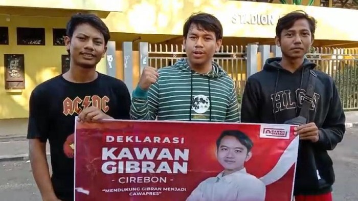 Sebanyak 300 pendukung Gibran yang bergabung dalam “Kawan Gibran Cirebon” menyatakan dukungannya terhadap Gibran Rakabuming Raka untuk maju sebagai calon wakil presiden dalam kontestasi politik 2024, Cirebon, Sabtu (14/10/2023).
