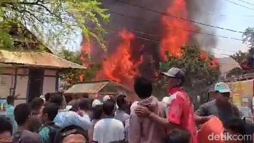 Kebakaran di kawasan padat penduduk di Bima, NTB.