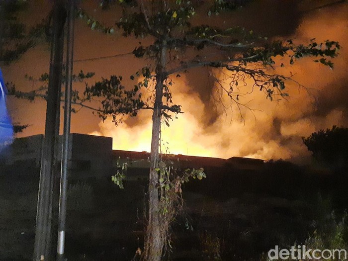 Kebakaran pabrik kertas di Terban, Kudus, Sabtu (14/10/2023)