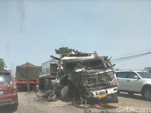 Macet hingga 4 Km Imbas Kecelakaan Trailer di Ambeng-ambeng Gresik