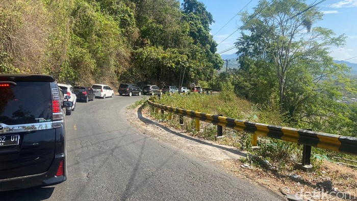 Kemacetan di Jalan Maros-Bone, tepatnya di wilaya Tompo Ladang, Kecamatan Mallawa, Maros.