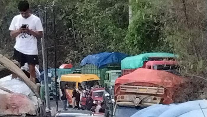 Kemacetan mengular sejauh 3 Km di Jalan Poros Maros-Bone akibat 2 truk mogok. Dokumen Istimewa