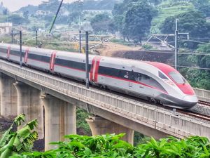 Keberangkatan Whoosh Sempat Molor Imbas Pria Naik Dinding Jalur Kereta Cepat