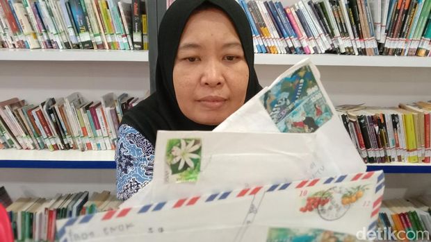 Keseruan berkirim surat lewat kantor pos