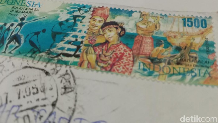 Keseruan berkirim surat lewat kantor pos