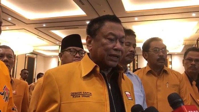 Ketua Umum Partai Hanura Oesman Sapta Odang saat menghadiri kegiatan Bimtek dan pemenang Pemilu Hanura Kepri di Tanjungpinang.