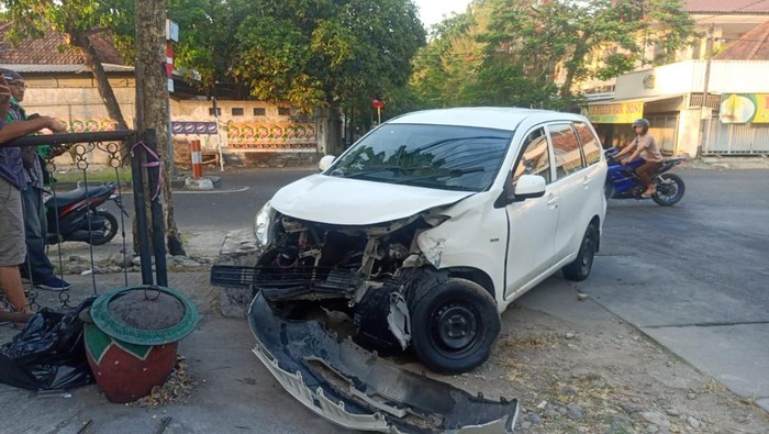 Kondisi mobil ringsek usai bertabrakan di Tambaksari Surabaya