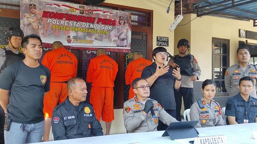 Konferensi pers perkara pengeroyokan pengunjung Triple Three Bar Society di Polsek Denpasar Selatan.