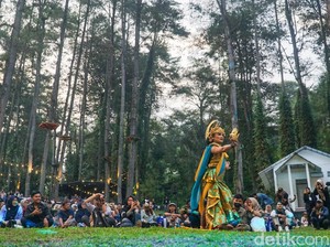 Kolaborasi Apik Lengger Lanang dan Musik Jazz Gunung Slamet di Baturraden