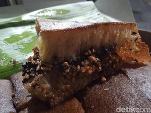 Menikmati Martabak Legendaris Berbalut Daun Pisang di Pasar Baru