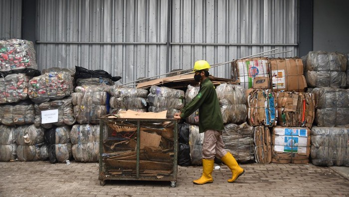 Petugas memberikan penjelasan kepada sejumlah pengurus pusat Perhimpunan Hotel dan Restoran Indonesia (PHRI) tentang budidaya maggot di Integrated Waste Management (IWM) Taman Safari Indonesia (TSI),  Cisarua, Kabupaten Bogor, Jawa Barat, Sabtu (14/10/2023). TSI Bogor bekerjasama dengan PT Greenprosa mengembangkan konsep pengelolaan limbah secara berkelanjutan melalui budidaya maggot dan pupuk organik sehingga menjadi percontohan industri hijau atau green industry untuk kawasan wisata di Indonesia. ANTARA FOTO/Arif Firmansyah/hp.