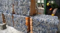 Petugas mengolah sampah jenis botol plastik di Integrated Waste Management (IWM) Taman Safari Indonesia (TSI).