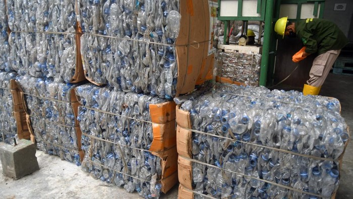 Petugas memberikan penjelasan kepada sejumlah pengurus pusat Perhimpunan Hotel dan Restoran Indonesia (PHRI) tentang budidaya maggot di Integrated Waste Management (IWM) Taman Safari Indonesia (TSI),  Cisarua, Kabupaten Bogor, Jawa Barat, Sabtu (14/10/2023). TSI Bogor bekerjasama dengan PT Greenprosa mengembangkan konsep pengelolaan limbah secara berkelanjutan melalui budidaya maggot dan pupuk organik sehingga menjadi percontohan industri hijau atau green industry untuk kawasan wisata di Indonesia. ANTARA FOTO/Arif Firmansyah/hp.