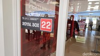 Para kru Royal Box punya disediakan khusus untuk membantu penonton kelas sultan ini. Sebab, ada puluhan Royal Box yang tersedia yang masing-masing punya ID khusus.